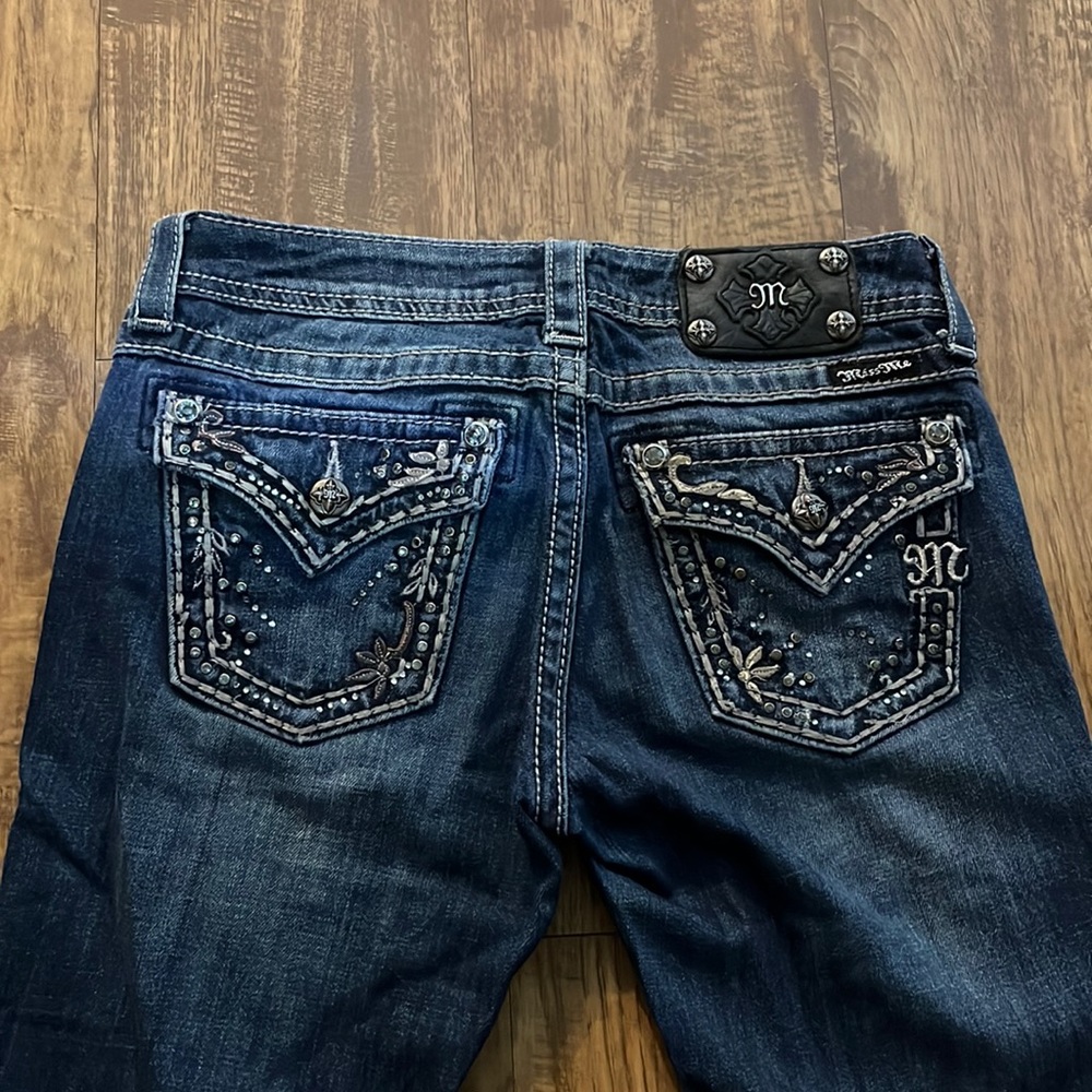 Size 27, back pocket jewel design, Miss Me Jeans, boot cut